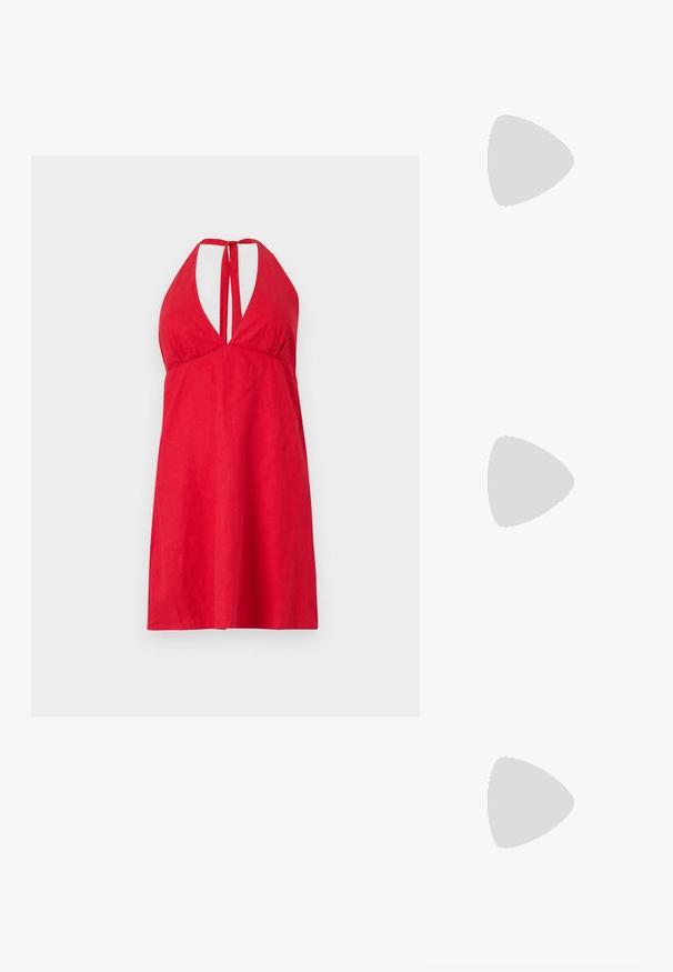 Rochie roșie cu bretele halter, având un decolteu adânc, bretele ajustabile și un material ușor. Design simplu, de lungime până la genunchi, cu o textură uniformă.; Tricou alb din bumbac, cu un grafic mare, viu colorat de homar roșu pe față. Mâneci scurte și un guler standard de tip crew neck.; Adidași albi tip pantofi sport cu glezna din pânză, cu talpă din cauciuc negru, capac de vârf din cauciuc frontal și șase ochiuri pentru șireturi, având un design curat și minimalist.; Geantă de mână din piele roșie, cu un design unghiular și geometric. Dispune de o singură curea ajustabilă și un sistem de închidere cu clapetă, cu detalii cusute.
