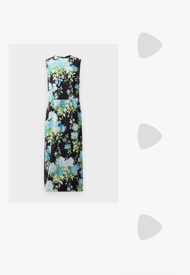 Kwiecista sukienka bez rękawów na czarnym tle, z niebieskimi i zielonymi kwiatami, o gładkiej fakturze, długości do kolan i okrągłym dekolcie.; Czarne lakierowane mule na wysokim obcasie z wąskim noskiem i elegancką sylwetką, charakteryzujące się otwartym tyłem i smukłym szpilką.; Czarna skórzana torebka w zakrzywionym kształcie, z srebrnymi ćwiekami, klamrą i dwoma bocznymi kieszeniami. Regulowany pasek umożliwiający różne opcje noszenia.; Srebrne kolczyki o spiczastym wzorze; jeden kolczyk ma kształt litery C, połączony łańcuszkiem z okrągłym kółkiem z kolcami.