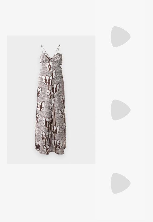 Robe maxi à fines bretelles, présentant un motif floral abstrait marron et blanc sur un tissu texturé. Taille élastiquée pour plus de confort.; Pompe slingback en cuir verni noir avec un bout pointu, un talon fin et un design de découpes subtil. Elle dispose d'une boucle dorée sur la sangle.; Sac à main en cuir noir avec une bandoulière en chaîne dorée, présentant une texture lisse, une forme rectangulaire et une marque embossée à l'avant.; Boucles d'oreilles en métal doré en forme d'anneau, avec une forme courbée et allongée. Elles présentent une surface lisse et brillante avec une pointe arrondie pour un détail supplémentaire.