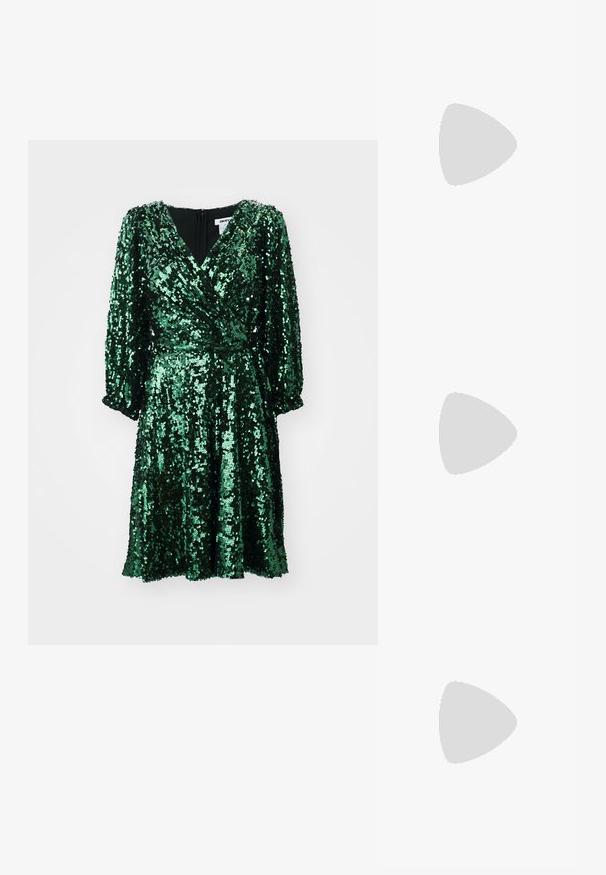 Žalia sequin suknelė su V formos dekoltė, ilgomis pūstomis rankovėmis ir prigludusia juosmens dalimi, turinti platėjančią sijoną ir užtrauktuką gale.; Juodos aukštakulnės sandalai pasižymi plonyčiais dirželiais su mazgo dizainu, lygiu kvadratiniu pirštu ir elegantišku stiletto kulnu.; Auksinė rankinė su sudėtinga karoliukų tekstūra, trikampio formos logotipo akcentu ir metaliniu grandininiu diržu. Stačiakampio forma, elegantiškas dizainas.; Sidabrinės auskarai žiedai su lygiu, blizgiu paviršiumi. Suapvalinta forma, lengvas dizainas, su uždarymu ant smeigtuko.