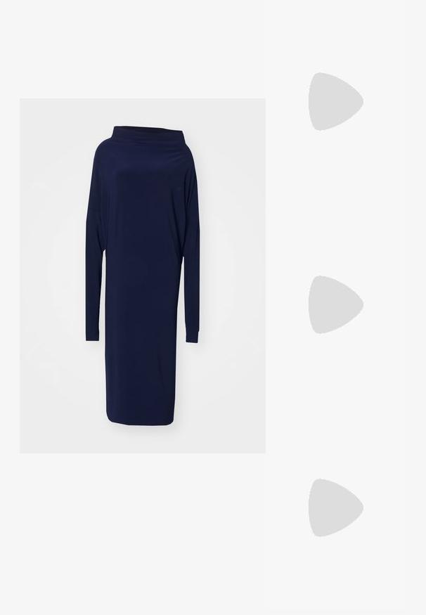 Robe manches longues bleu marine avec un décolleté dénudé. Texture lisse, longueur genoux, avec une coupe ample et décontractée.; Filippa K REY FLAT - Ballerines - black; Sac seau en cuir noir avec une finition texturée, accents en matériel doré et une ouverture en haut. Il dispose d'une courte poignée et d'une sangle d'épaule réglable.; DANNIJO COLLINS EARRINGS - Boucles d'oreilles - gold-coloured/silver-coloured
