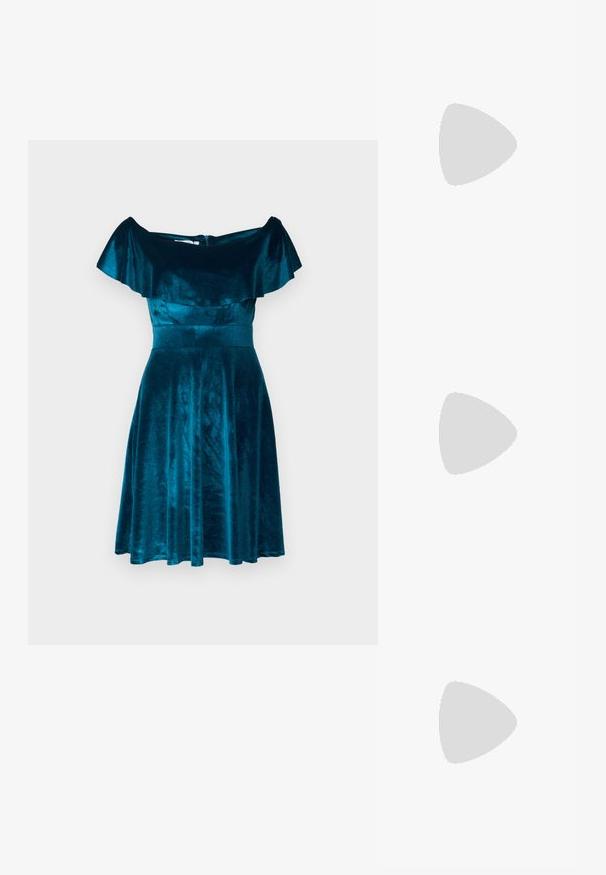 Tyrkysové sametové šaty s off-shoulder volánovým výstrihom, priliehavým tielkom a rozšírenou sukňou. Hladká textura s jemným leskom.; Lodičky s špičatou špičkou v striebornom, zlatom a telovom farebnom prevedení. Lesklý povrch s výrezovým dizajnom, s ihlovým opätkom.; Strieborná metalická taška s mäkkým, zaobleným tvarom a uzáverom s uzlíkom. Vyrobená z hladkej syntetickej kože.; Strieborné kruhové náušnice s prúteným dizajnom, s lešteným povrchom a zapínaním na kolíček. Majú priemer približne 3 cm.