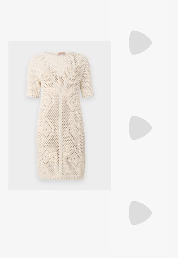 Mezgta suknelė off-white spalvos su deimantų raštais, trumpomis rankovėmis, apvalia iškirpte ir laisva, kvėpuojančia tekstūra.; Juodos aukštakulnės sandalai pasižymi plonyčiais dirželiais su mazgo dizainu, lygiu kvadratiniu pirštu ir elegantišku stiletto kulnu.; Šviesiai pilka metalinė rankinė su grandinėlės dirželiu, papuošta mažais apvaliais metaliniais smeigėmis ir trikampiu prekės ženklu.; Sidabrinės auskarai žiedai su lygiu, blizgiu paviršiumi. Suapvalinta forma, lengvas dizainas, su uždarymu ant smeigtuko.