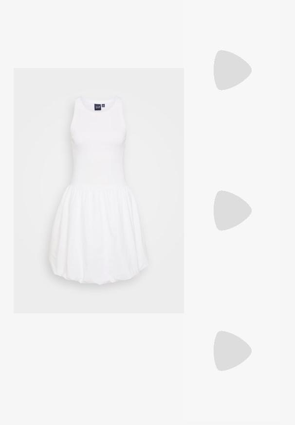 Biely tankový šaty s priliehajúcou vrchnou časťou a nariasenou rozšírenou sukňou. Vyrobené z mäkkej tkaniny, s okrúhlym výstrihom a bez viditeľných vzorov.; Čierne kožené lodičky s špicatou špičkou a nízkym blokovým podpätkom. Obsahuje remienok okolo členka so zlatým prackou. Hladký povrch.; Čierne oversized slnečné okuliare s gradientovými sklíčkami, hrubými rámami a zlatým retiazkovým detailom na stranách.; Čierna kabelka so štruktúrovaným tvarom, hladkou textúrou a kovovou sponou. V kombinácii so širokými čiernymi nohavicami a sandálmi s otvorenou špičkou na drevenej podlahe.