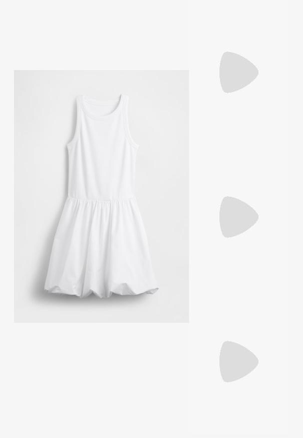 Biele tielkové šaty s priliehavým vrškom a nariasenou, splývavou sukňou. Vyrobené z mäkkej bavlnenej látky s rebrovanou textúrou.; Biely bavlnený tričko s veľkým, jasne červeným grafickým zobrazením homára na prednej strane. Krátke rukávy a štandardný dizajn s okrúhlym výstrihom.; Biele vysoké plátené tenisky s čiernou gumovou podošvou, prednou gumovou špičkou a šiestimi okami na šnúrky, s čistým, minimalistickým dizajnom.; Červená kožená kabelka s ostrým, geometrickým dizajnom. Má jeden nastaviteľný popruh a uzatváranie na klopu so šitím.