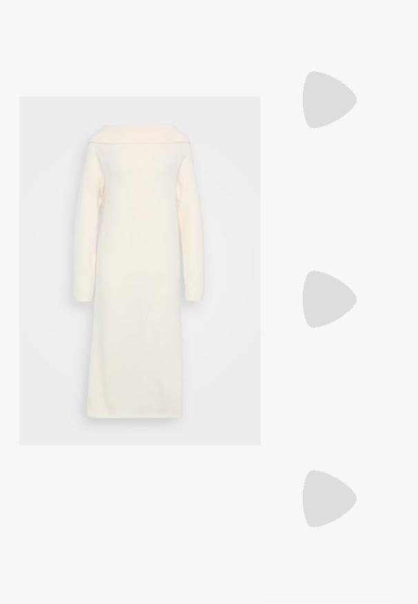 Strikket kjole i mykt kremfarget stoff, med off-shoulder halslinje, lange ermer og en rett silhuett som faller under kneet.; Sorte lærballerina med spiss tå, minimalistisk design, glatt tekstur, lav hæl uten synlig metall eller dekorasjoner.; Svart skinnveske med en glatt tekstur. Har en justerbar stropp og et strømlinjeformet, minimalistisk design med glidelås.; Sølv dråpeøreringer med firkantet studs, med en glatt, polert overflate og en tåreformet design som reflekterer lys med en blank overflate.