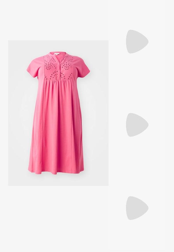 Vestido de algodão rosa com mangas curtas, colarinho com botões, e detalhes decorativos em recortes no corpete, com uma forma A fluida até a barra.; Sandal de salto alto em verniz preto, com bico fino, tira ajustável no tornozelo e laterais abertas. Textura suave.; Óculos de sol oversized pretos com lentes degradê, armações grossas e detalhes em corrente dourada nas hastes.; Bolsa estruturada branca com alças curtas e uma alça de ombro, com detalhes em hardware dourado e material texturizado, exibida contra um fundo cinza.