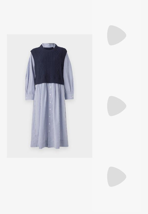 Marinefarbener Zopfmuster-Westen über einem blauen und weißen gestreiften Hemdkleid. Verfügt über langärmelige Elemente und einen leicht ausgestellten Saum.; Weißes kurzärmliges T-Shirt aus geripptem Stoff. Runder Halsausschnitt, normale Passform und dezente Nähte. Keine Muster oder Grafiken.; Loeffler Randall LEONIE SOFT BALLET FLAT - Riemchenballerina - gold; Braune Ledertasche mit Klappenverschluss, Beschlägen in Goldfarbe, einem Schultergurt und einer glatten Oberfläche. Kompakte rechteckige Form.