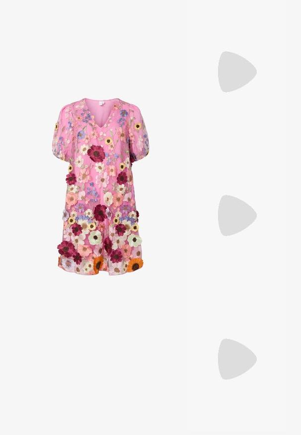Rosa genomskinlig klänning med livfull broderi av blommor i olika färger, med V-ringning, puffärmar och en lös, svävande design.; Svart lackläder slingbacksko med spetsig tå, ankelremmar med silverfärgade spännen och detaljer samt en smal klack.; Guldfärgad metallhandväska med en strukturerad design, slät textur och justerbar rem. Har en unik triangulär form och minimalistisk sömnad.; Örhängen i guldton med texturerade, vågiga former. Inkluderar skulpturala clip-on-stift och öppen hoop-design med hamrad finish.