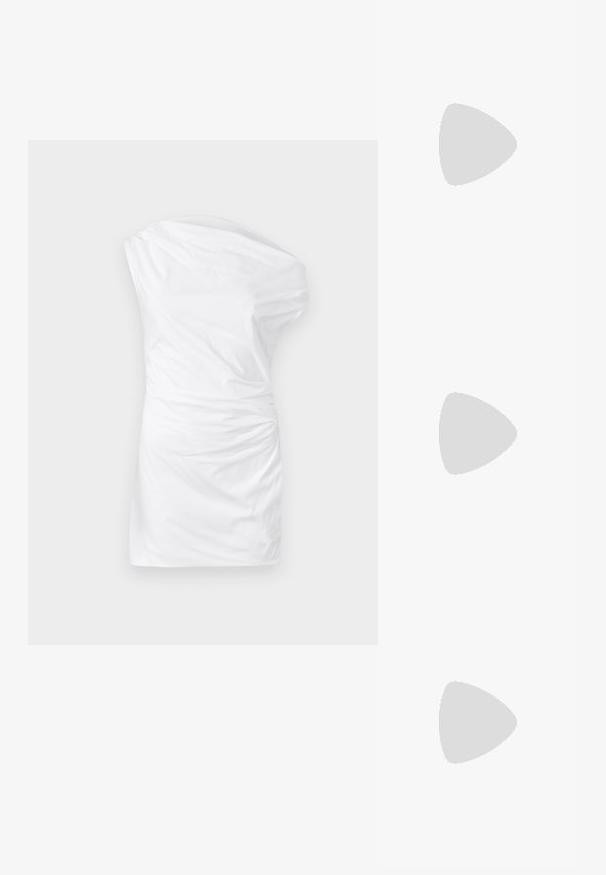 Een een-schouder witte jurk van zacht materiaal, met een gedraaide textuur aan de zijkant en een aansluitende silhouette.; Witte leren hoge hak schoen met een spitse neus, enkelbandje en een slanke stiletto hiel. Gladde textuur met een subtiele glanzende afwerking.; Zwarte leren schoudertas met twee vo pockets, gouden gespen, ritsluiting en een smalle band. Tekstuur oppervlak en compacte rechthoekige vorm.; Gouden metalen oorbellen in de vorm van een gebogen, verlengde hoop. Kenmerkend zijn het gladde, glanzende oppervlak en de afgeronde punt voor extra detail.