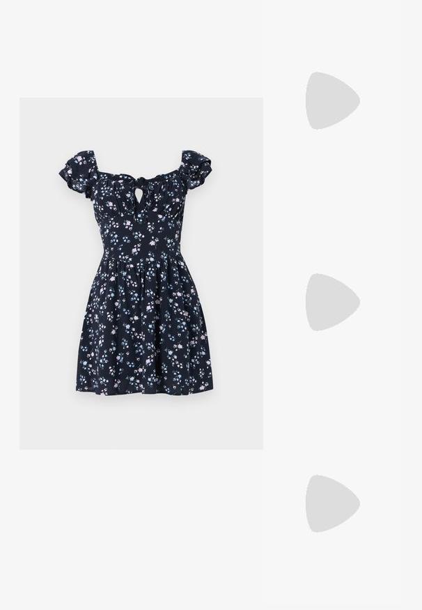 Hollister Co. FLUTTER CLEAN SKORT DRESS - Kasdienė suknelė - dark blue; Pieces PCMOLLY O NECK TEE - Marškinėliai su spaudiniu - bright white; Converse CHUCK TAYLOR ALL STAR LIFT - Aukšto profilio sportbačiai - white/black; Even&Odd by Zalando Rankinė - red