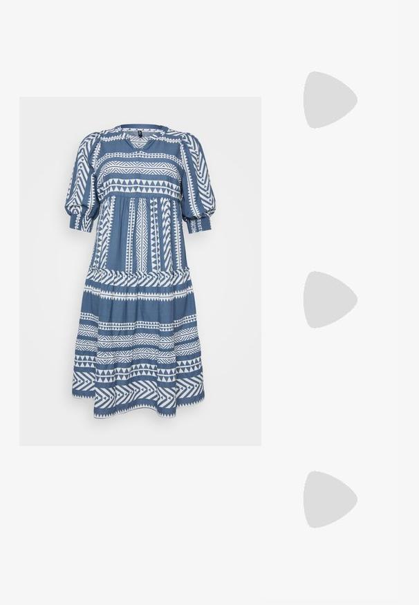 Kortärmad blå klänning med vita geometriska mönster, med rund hals, smockad midja och utsvängd kjol. Mjuk tyg med en strukturerad yta.; Svart sandaler med remmar och fyrkantig tå samt låg blockklack. Har flera tunna remmar och en justerbar ankelrem. Tillverkad av mjukt läder.; Svart läder crossbody-väska med en slät yta, rektangulär form och metallickedjedetalj på framsidan. Justerbar rem ingår.; Silver ring med dubbel band och en slät, polerad yta. Har en flödande, böjd design med överlappande sektioner för en modern stil.