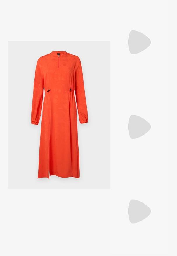Rotes langärmeliges Kleid mit hohem Ausschnitt, Reißverschluss, elastischem Bund, seitlichen Schlitzen und strukturiertem Blumenmuster.; Weiße Leder-Sneaker mit einer dicken weißen Sohle, schwarzem Wildlederakzent an der Ferse und geprägtem Logo an der Seite. Schnürdesign mit sechs Ösen.; Schwarze übergroße Sonnenbrille mit geometrischer Form, ausgestattet mit dunklen Gläsern und einem kontrastierenden grauen Detail im Rahmen. Logo am Bügel.; Silberne Creolen mit einer glatten, glänzenden Oberfläche. Abgerundete Form, leichtes Design, mit einer Steckverschluss. 