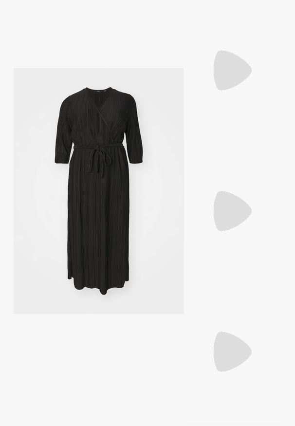 Vero Moda Curve VMCELVY ANKLE DRESS - Maksi garuma kleita - black; Melnas lakotas ādas sūkņa kurpes ar norādītu purngali un mazu bloku papēdi, ar sudraba sprādzi akcentā uz jostas.; Melnas ādas rokassoma ar izliekta formu, noņemamu siksnu un zelta aksesuāriem. Somai ir vāciņš ar sprādzes detaļu.; Trīs auskariņu pāri: lieli baltie pērļu auskari, zelta riņķi ar caurspīdīgiem dārgakmeņiem un divi garie, taisnie zelta akcentu auskaru pāri ar spīdīgām detaļām.