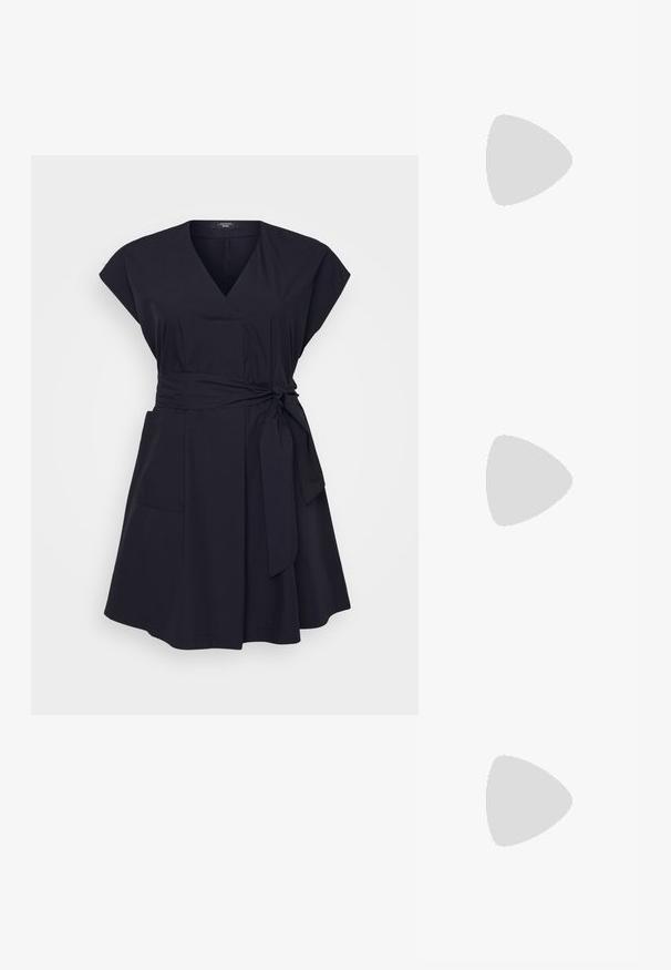 Abito avvolgente blu navy in tessuto leggero con maniche corte, vita con cintura, due tasche frontali e gonna svasata.; Camicetta in cotone gialla con bottoni, maniche lunghe, colletto classico e logo ricamato sul petto. Tessuto liscio, vestibilità sagomata.; Mocassini in pelle marrone con punta arrotondata, dettagli in pizzo e occhielli metallici. Texture liscia con una leggera lucentezza. Suola flessibile per il massimo comfort.; DRAGON DIFFUSION SANTA CROCE - Borsa a mano - brown