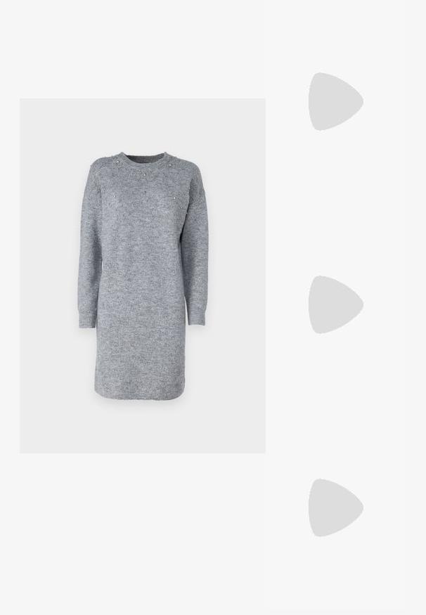 Grå strikket kjole med rund hals, lange ermer og subtile dekorasjoner med perler på skuldrene. Myk tekstur og middels lengde.; Spiss-tå høyhælte sko med en fargekomposisjon av sølv, gull og nude. Glanset overflate med utskjæringsdesign, med en stiletto hæl.; Sølvfarget metallisk poseveske med en myk, avrundet form og en knyttet topplukking. Laget av glatt imitert skinn.; Sølv hoops øredobber med en tvistet design, som har en polert finish og bakstøtte. Mål omtrent 3 cm i diameter.