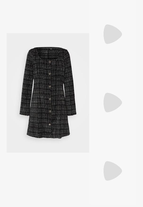 Rochie cu model alb și negru, cu decolteu pătrat, mâneci lungi și închidere cu nasturi. Prezintă un material texturat și o siluetă evazată.; Pantofi slingback din piele lacuită neagră, cu vârf ascuțit, detalii din metal argintiu și toc mic pătrat. Textură netedă și lucioasă pe întreaga suprafață.; Geantă de umăr din piele neagră, cu o textură netedă, formă rectangulară și un detaliu din lanț metalic în față. Include curea reglabilă.; Cercei din argint cu stud pătrat, având un finisaj neted și lustruit, într-o formă de lacrimă, care reflectă lumina cu o suprafață lucioasă.