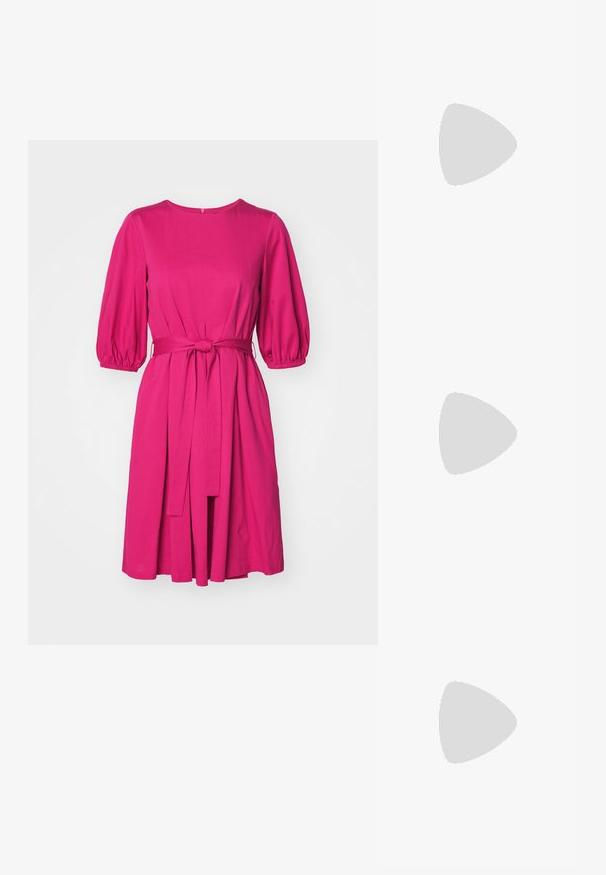 WEEKEND MaxMara JUMBO - Robe en jersey - fuxia; Cardigan noir à manches courtes en tissu doux, avec un col pointu, une fermeture à boutons et un logo discret sur la manche.; Sandal en cuir noir avec des fines lanières, un petit talon carré et un bout carré. Dispose d'une fermeture à boucle et d'une texture lisse.; Boucles d'oreilles en perles argentées avec une forme incurvée en haricot. Surface lisse et brillante, maintenues par une fermeture à tige et à dos.