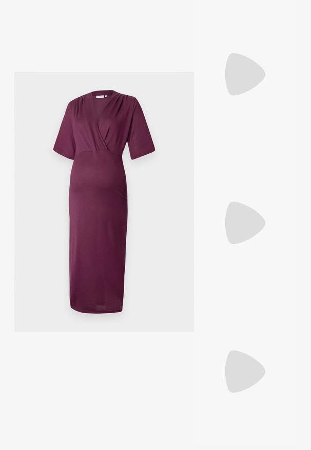 Šaty s výstřihem do V a krátkým rukávem v hluboké burgundské barvě. Vyrobeno z jemného, elastického materiálu. Design zahrnuje přiléhavý korzet a splývavou sukni.; Černá lakovaná slingback obuv s špičatou špičkou, kotníkovými pásky s kovovými sponami a příslušenstvím, a štíhlým podpatkem.; Zlatá metalická kabelka se strukturovaným designem, hladkým povrchem a nastavitelným popruhem. Disponuje unikátním trojúhelníkovým tvarem a minimalistickým prošitím.; Náušnice ve zlatém tónu s texturovanými, vlnitými tvary. Obsahují sochařské klipy a design otevřeného kruhu s kladivkovým povrchem.