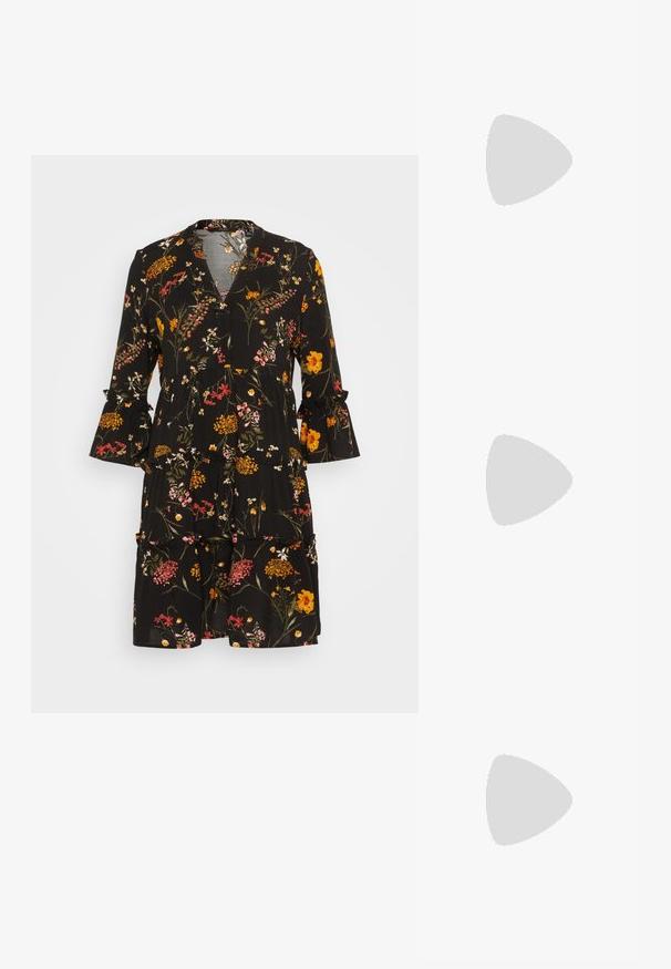 Vestido preto com um padrão floral que apresenta flores laranja, rosa e amarelo. Tem um decote em V, mangas com babados e um design de saia em camadas.; Sapato de salto alto com bico fino, em tons de prata, dourado e nude. Acabamento brilhante com design recortado, apresentando um salto stiletto.; Saco metálico prateado com uma forma suave e arredondada e um fecho em topo atado. Feito de material de imitação de couro suave.; Brincos de argola prateados com um design torcido, apresentando um acabamento polido e fecho tipo post. Medem aproximadamente 3 cm de diâmetro.