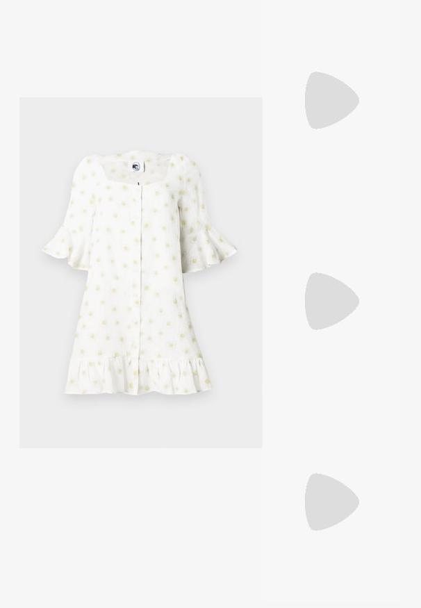 Bíl dress s krátkými rozšířenými rukávy, čtveratým výstřihem, předním zapínáním na knoflíky, volánkovým lemem a vzorem malých žlutých sedmikastek.; Černý lodiček na vysokém podpatku s lesklým povrchem, špičatou špičkou, kotníkovým páskem a tvarovaným jehlovým podpatkem. Hladká textura a elegantní design.; Zlatá kabelka s mačkanou strukturou a obdélníkovým tvarem, s řetízkem na nošení a sponou na zavření nahoře. Hladký, lesklý povrch.; Stříbrné náušnice srdcového tvaru se zakrouceným kroužkem, zdobené malými čirými kamínky a detailním křížovým akcentem.