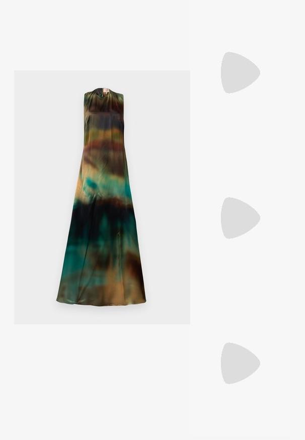 Hihaton mekko kevyestä ja joustavasta kankaasta. Sen väriasteikko vaihtelee maanläheisten sävyjen välillä, syvästä vihreästä ruskeaan ja teal-väriin.; Valkoiset nahkakengät, matala malli, jossa on sileä pinta, pyöreä kärki, nauhakiinnitys edessä ja pieni brodeerattu logo sivulla.; Mustelman mustahuulikoobas koos kuldsete detailidega, millel on lukk. Kandmisel üle keha halli kampsuni peal.; Kultaketjut korvakorut, joissa on kierretystä muotoilusta valmistettu solmu. Jokaisessa korvassa on pyöreä, kirkas tausta varman käyttömukavuuden takaamiseksi.