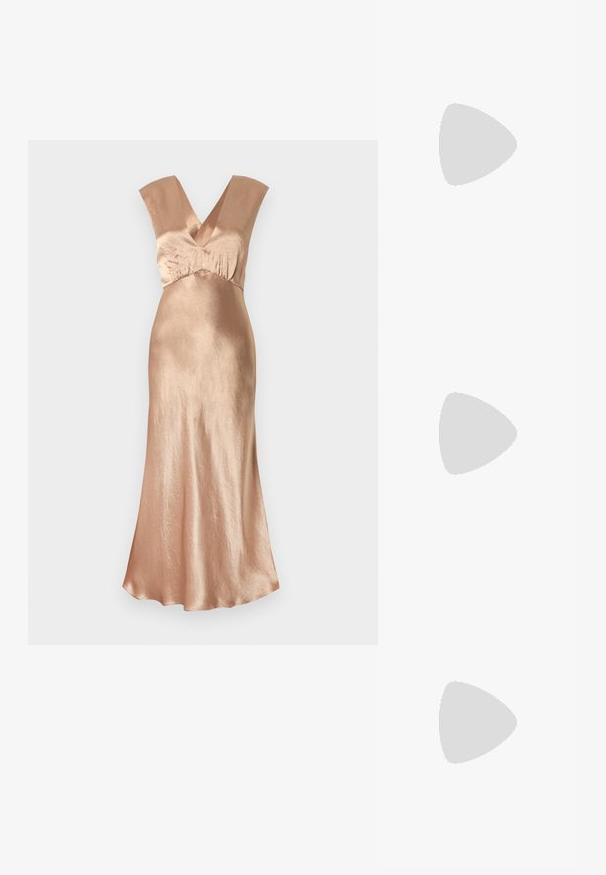 Robe longue en or rose fabriquée dans un matériau brillant, dotée d'un décolleté en V profond, de larges bretelles et d'une silhouette fluide. Texture lisse.; Escarpin slingback en vernis noir avec un bout pointu, présentant un imprimé serpent texturé, une sangle réglable et un petit talon bloc texturé.; Sac en cuir noir porté en travers avec deux poches avant, boucles dorées, fermeture zippée et une sangle fine. Surface texturée et forme rectangulaire compacte.; Boucles d'oreilles en métal doré en forme d'anneau, avec une forme courbée et allongée. Elles présentent une surface lisse et brillante avec une pointe arrondie pour un détail supplémentaire.