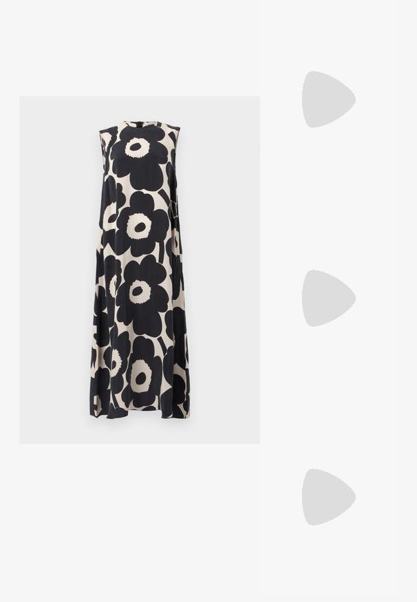 Marimekko MIGOT UNIKKO - Velika haljina - dark grey/light beige; Crne sandale na visokoj potpetici imaju tanke trake s čvorastim dizajnom, glatki kvadratni vrh i elegantnu stiletto petu.; Svijetlosivi metalik ruksač s lancem, ukrašen malim okruglim metalnim zakovicama i trokutastim logotipom marke.; Srebro naušnice u obliku prstena s glatkom, sjajnom završnom obradom. Zaobljenog oblika, laganog dizajna, s kopčom na poleđini.