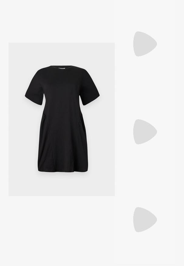 Melna īsām piedurknēm kleita, izgatavota no kokvilnas. Ievērojama brīva piegriezuma ar savilktām sānu šuvēm. Gluda tekstūra un apliets kakls.; Apspīlēta augstpapēžu kurpe ar zeltītu, sudrabi un neitrālu krāsu kombināciju. Spīguļojoša virsma ar izgriezuma dizainu, aprīkota ar stiletto papēdi.; Sudraba metāliska poga somiņa ar mīkstu, noapaļotu formu un mezgla augšējo aizdari. Izgatavota no gludas mākslīgās ādas materiāla.; Sudraba gredzenveida auskari ar savītu dizainu, kas ir ar pulētu apdari un ar aizmugurēju fiksāciju. Izmērs ir aptuveni 3 cm diametrā.