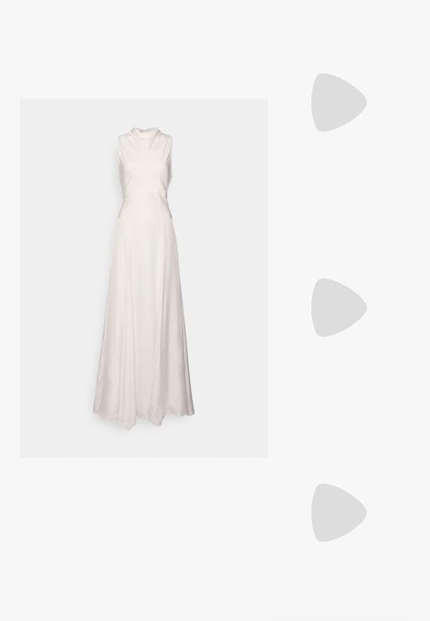 Duga bijela haljina s visokim ovratnikom, bez rukava, lepršavim suknjom i glatkom teksturom, stvarajući elegantnu siluetu.; Crna lakirana slingback cipela s izduženim vrhom, remenčićima oko gležnja s srebrnim kopčama i dijelovima, te vitkim potplatom.; Crna kožna torba s lukovitim oblikom, odvojivim remenom i zlatnim detaljima. Torba ima preklop s kopčom.; Srebrne naušnice u dizajnu uvrnutih obruča, s teksturiranom površinom i rebrastim detaljima, osigurane kopčom na post.
