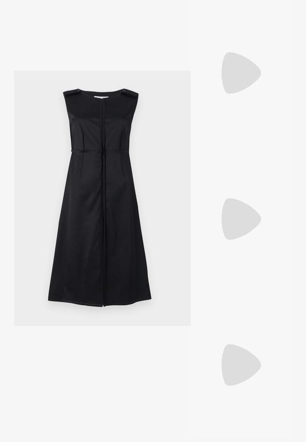 Svart ärmlös klänning med rak skärning, dragkedja fram och knappar som accent vid axlarna. Slät tyg, knälång design.; Vit kortärmad t-shirt i ribbat tyg. Rund halsringning, normal passform och diskreta sömdetaljer. Inga mönster eller tryck.; Svart läderballerinaskor med rund tå, slät yta, minimala söm detaljer och en flexibel sula.; Brun läderhandväska med klaffstängning, guldfärgad hårdvara, axelrem och en slät yta. Kompakt rektangulär form.