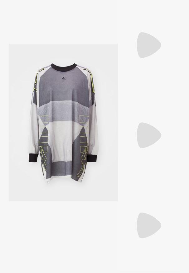 adidas Originals MESH TEE - Kasdienė suknelė - grey; Sidabriniai slingback aukštakulniai batai su smailia pavadinimu, metaliniu paviršiumi, dviem dekoratyvinėmis juostelėmis ir lieknu kulnu su juodu galiuku.; Juodas nėriniuotas peties krepšys su lygaus odos dirželiu ir užtrauktuku. Yra tekstūruotas paviršius ir išgaubta forma.; Sidabrinis dvigubas žiedas su lygiu, poliruotu paviršiumi. Pasižymi sklandžiu, kreiptu dizainu su persipinančiomis dalimis, suteikiančiomis modernų išvaizdą.; Sidabrinis dvigubas žiedas su lygiu, poliruotu paviršiumi. Pasižymi sklandžiu, kreiptu dizainu su persipinančiomis dalimis, suteikiančiomis modernų išvaizdą.; Sidabrinis dvigubas žiedas su lygiu, poliruotu paviršiumi. Pasižymi sklandžiu, kreiptu dizainu su persipinančiomis dalimis, suteikiančiomis modernų išvaizdą.