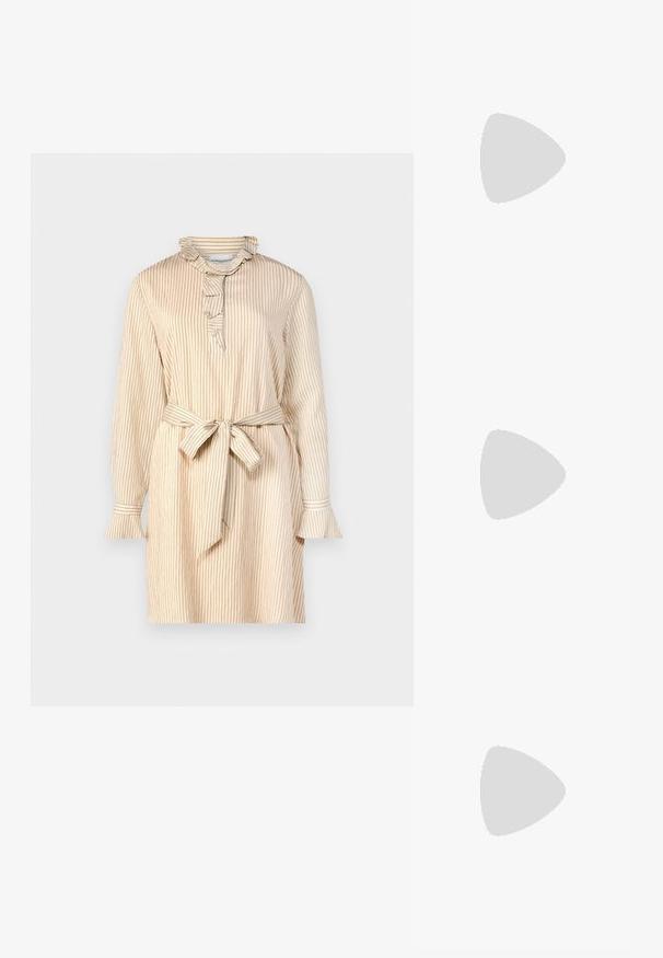 Beige mekko, jossa on pystysuorat raidat, röyhelökaulus, nappilista, pitkät hihat, joissa on leveät hihansuut, ja vyötäröllä solmittava vö. ; Stuart Weitzman THEA - Sandaalit nilkkaremmillä - golden; Musta nahkainen ämpärilaukku, jossa on sileä pinta, yksittäinen säädettävä hihna ja kultaiset brändäykset edessä. Yksinkertainen muotoilu korostusommella.; Korvakorut kultasävytteistä metallista, joissa on kaareva, pitkänomainen muoto. Ominaisuuksiin kuuluu sileä, kiiltävä pinta ja pyöreä kärki lisäyksinä.