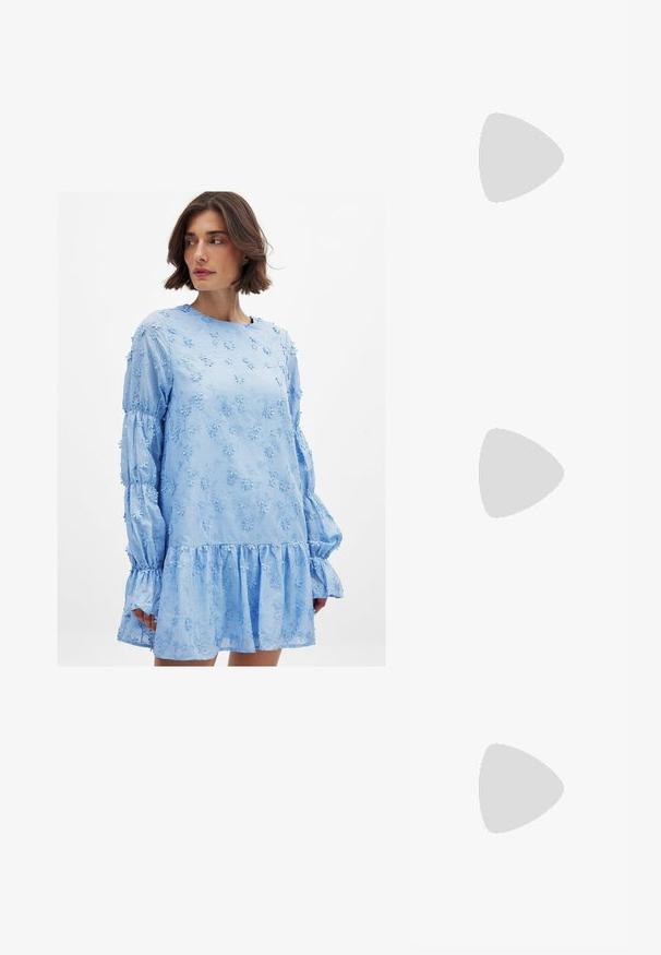 Svetlo modra obleka z cvetličnim vezenjem, dolgimi napihnjenimi rokavi, okroglo ovratnikom in volančastim robom. Narejena iz lahkotnega materiala.; Črne lakirane slingback pete s koničastim nosom in geometrijsko blokasto peto. Imajo eleganten, minimalističen dizajn in gladko teksturo.; Črna usnjena torbica s ukrivljeno obliko, z odstranljivo naramnico in zlatimi dodatki. Torbica ima pokrov s podrobnostmi v obliki zaponke.; Set dvanajstih uhvorov v srebrnih in zlatih odtenkih. Vključuje zvite, gladke in teksturirane modele v različnih velikostih in končnih obdelavah.