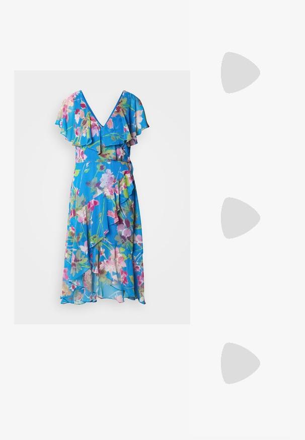 Kvetinové šaty s výstrihom do V, volánovými rukávmi a priestranným strihom. Vyrobené z ľahkej látky v odtieňoch modrej, ružovej a zelenej.; Čierna lakovaná kožená slingback obuv na vysokom podpätku s špicatou špičkou a zlatým štvorcovým akcentom na podpätku. Obsahuje nastaviteľný remienok na členku.; Zlatá kabelka s hladkým metalickým povrchom, obdĺžnikového tvaru, s jednoduchým zapínaním na sponu. Žiadne viditeľné vzory ani dekorácie.; Náušnice z kovu v zlatej farbe s hladkým, zaobleným trojuholníkovým tvarom a dizajnom na zapichovanie; reflexný povrch s minimálnymi detailmi.