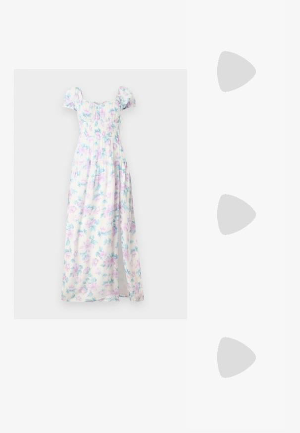 Rochie maxi florală cu mâneci scurte pufoase, din material alb cu flori violet deschis și teal, cu bust smocat și fente laterale.; Pantof cu toc înalt și vârf ascuțit, cu o schemă de culori argintii, aurii și nude. Finisaj lucios cu un design decupat, având un toc stiletto.; Pouch bag metalizat argintiu, cu o formă moale și rotunjită și un închidere de tip nod la partea de sus. Fabricat dintr-un material sintetic din piele netedă.; Cercei din argint cu un design torsadat, având un finisaj lucios și închidere cu tijă. Au un diametru de aproximativ 3 cm.