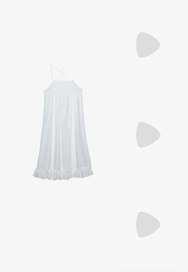 Stradivarius Robe longue - white; Escarpins en cuir verni noir avec bout pointu et talon bloc géométrique. Présente un design élégant et minimaliste ainsi qu'une texture lisse.; Sac à main synthétique blanc en forme triangulaire, avec un rabat avant plat et un détail en nœud, une bandoulière ajustable, une texture lisse et un design minimaliste.; Bague en or ornée d'un design organique et torsadé, avec une texture lisse et des extrémités effilées, créant une apparence moderne et sculpturale.