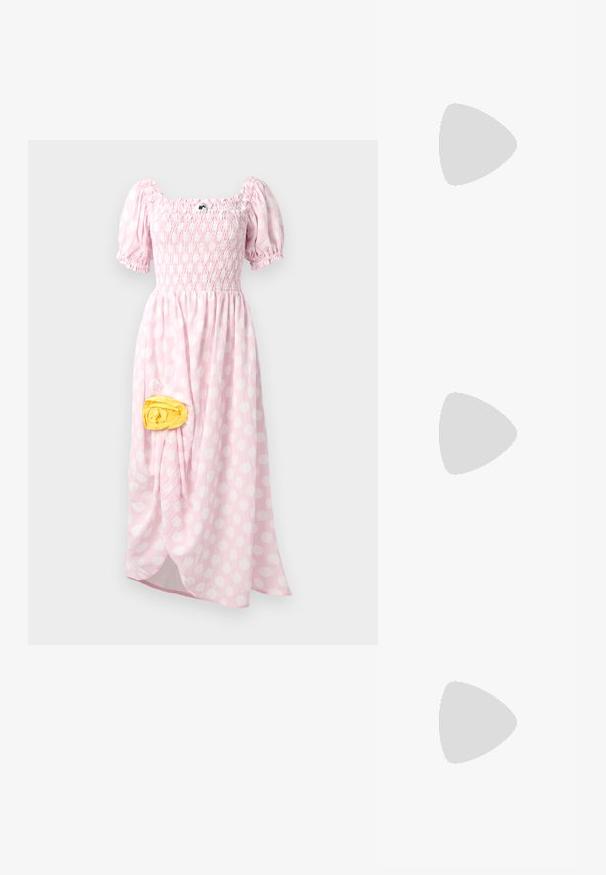 Maxi kjole i lys pink med hvide prikker, smocket overdel, korte puff ærmer og en gul stofdetalje på siden.; Sort læderballetsko med rund tå, glat tekstur, minimal syning og et fleksibelt såldesign.; Sort læder halvmåne taske med en guldfarvet hardware detalje, der har en lynlåslukning. Båret som crossbody over en grå sweater.; Guldtonede knude-stud øreringe med et vredet design. Hver ørering har en cirkulær klar bagside for sikker brug.