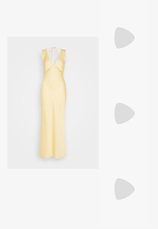 Rochie lunga fără mâneci, de satin galben pal, cu decolteu adânc în V și cordon la spate, talie ajustată și fustă fluidă, netedă.; Pantofi cu toc slingback argintii, cu vârful ascuțit, finisaj metalic texturat, toc înalt de tip block și detaliu decupat pe laterale pentru un design elegant.; Ochelari de soare negri, forma cat-eye, cu un finisaj mat, având lentile gri și unghiuri ascuțite, precum și brațe laterale elegante. Numele brandului este vizibil pe brațul interior.; Set de 16 brățări argintii cu diverse texturi, inclusiv model neted, răsucit și cu bănuți, aranjate în patru rânduri pe un fundal alb.