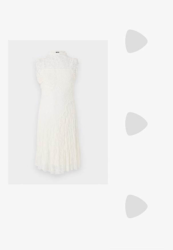 Lacekjole med høj krave, ærmeløs design og en udskærende silhuet. Farven er off-white med en tekstureret, mønstret overflade.; Røde patentlæder sko med firkantet tå, lav hæl og ankelrem, parret med lysegrønne vide bukser. Glat tekstur, reflekterende overflade.; Sorte cat-eye solbriller med mat finish, der har grå tonede linser, skarpe vinkler og slanke sidearme. Mærkenavnet er synligt på den indre arm.; Pilgrim EARRINGS LAYLA - Øreringe - silver-coloured