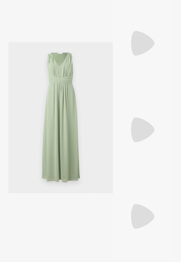 Maxiklänning i ljusgrön, med V-ringning, ärmlös design, rynkad midja och flödande tygtextur. Slät, odekorerad yta.; Bruna lädercowboystövlar med spetsig tå och klossklack, med detaljerad sömnad och upphöjda accenter på skaftet.; Svart läderkuvertväska med en klaff och detalj i guldmetallspänne. Innehåller en svart rem och en elegant, minimalistisk design.; Örhänge i guldtonad metall med en elegant, böjd design. Har en distinkt spetsig form, polerad yta och gångjärnslås.