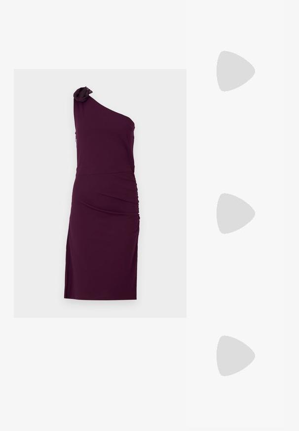 Haljina boje šljive s jednim ramenom, s naboranim dizajnom, koja ima teksturiranu cvjetnu dekoraciju na ramenu i uske linije.; Crna lakirana slingback cipela s izduženim vrhom, remenčićima oko gležnja s srebrnim kopčama i dijelovima, te vitkim potplatom.; Crna kožna torba s lukovitim oblikom, odvojivim remenom i zlatnim detaljima. Torba ima preklop s kopčom.; Naušnice zlatne boje s teksturiranim, valovitim oblicima. Uključuju skulpturalne kopče i dizajn otvorene kružnice s kovanom završnom obradom.