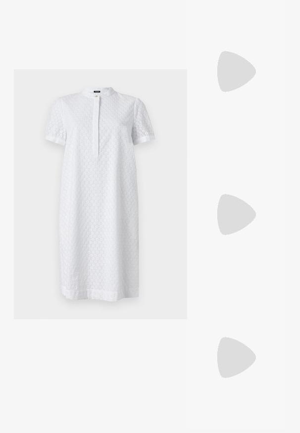 Rochie albă cu guler, mâneci scurte și închidere cu nasturi. Materialul texturat are un model floral subtil. Designul este până la genunchi.; Sandale negre cu toc înalt au curele subțiri cu un design legat, un vârf pătrat neted și un toc stiletto elegant.; Geantă metalică gri deschis, cu un strap din lanț, decorată cu mici ținte circulare metalice și un logo de marcă triangular.; Cercei rotunzi din argint cu un finisaj neted și strălucitor. Design ușor, având o formă rotundă și închidere cu tijă.