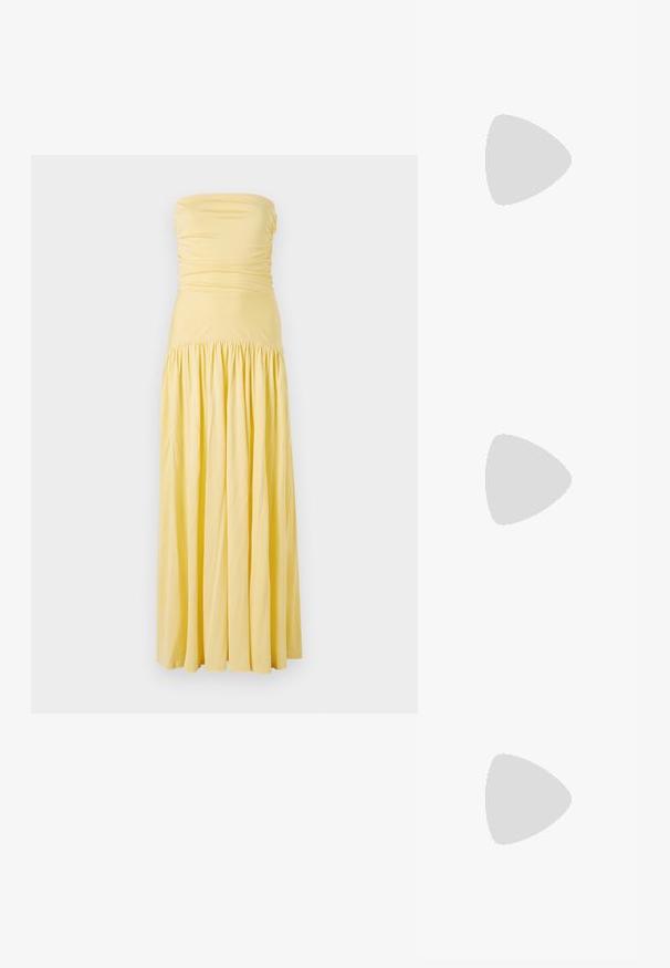 Vestido maxi sin tirantes de suave tela amarilla, con fruncido en el busto y una falda recogida, con una silueta fluida y una textura suave.; Sandalias de tacón beige con tira delgada en el tobillo y dos tiras superiores. Acabado de charol brillante y detalle en dorado en la tira del tobillo.; Clutch dorado de lentejuelas con forma rectangular, que presenta un asa de cadena trenzada y un cierre de metal, reflejando la luz con un acabado texturizado.; Pendientes de botón en tono dorado con un diseño retorcido. Cada pendiente cuenta con un respaldo circular transparente para una sujeción segura.