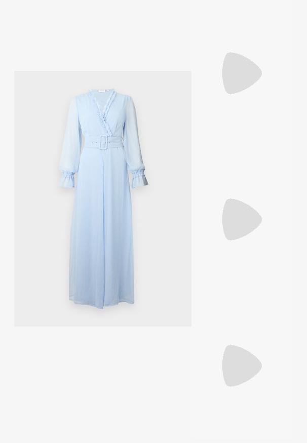 Vaaleansininen pitkä mekko, jossa on volangeilla varustettu kaula-aukko ja hihansuut, vyötäröllä vyö ja virtaviivainen kangas. Mukana on kietaisumalli ja hienovarainen kiiltävä pinta.; Hopeakylkinen korkokenkä, jossa on terävä kärki, metallinhohtoinen viimeistely, kaksi koristeellista nauhaa ja hoikka korko mustalla kärjellä.; Hopeakimmeltä sydämenmuotoinen käsilaukku, jossa on kaksinkertaiset kahvat, ketjuhihna ja sileä pinta. Varustettu metalliosilla ja ommelluilla reunoilla.; Korukultainen korvakorut, joissa on teksturoituja, aaltoilevia muotoja. Mukana on veistokselliset klipsikorvakorut ja avoin rengasmalli, jossa on vasaroitu pinta.