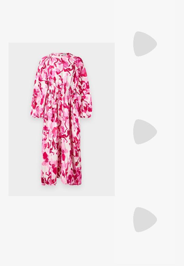 Bloemenjurk met roze en witte patronen, lange mouwen, een losse pasvorm, elastische taille en een ronde halslijn. De stof lijkt lichtgewicht te zijn.; Roze blouse met korte mouwen en puffmouwen, versierd met twee grote zwarte strikken aan de voorkant in het midden, elk met een kleine decoratieve edelsteen.; Zilveren sneakers met een gladde, reflecterende bovenkant, voorzien van zwarte rubberen zolen en een klassiek vetersluiting ontwerp. Puma-logo aan de zijkant.; Zilveren oorringen in de vorm van een boog met een gepolijste afwerking. Kenmerken zijn onder andere een textuur op het oppervlak en een gebogen ontwerp, met een bevestiging achterop.