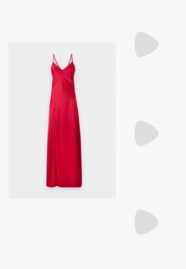Robe en satin rouge avec un décolleté en V profond, des bretelles fines et une silhouette fluide. Présente un design asymétrique et une longueur mi-mollet.; Talons aiguilles dorés métalliques avec un bout pointu et un talon épais. Texture lisse, design minimaliste et une fine bride.; Sac à main en cuir noir avec une forme courbée, bandoulière amovible et des accessoires en or. Le sac est doté d'un rabat avec un détail de boucle.; Boucle d'oreille en métal doré avec un design élégant et courbé. Présente une forme conique distinctive, une surface polie et une fermeture à charnière.