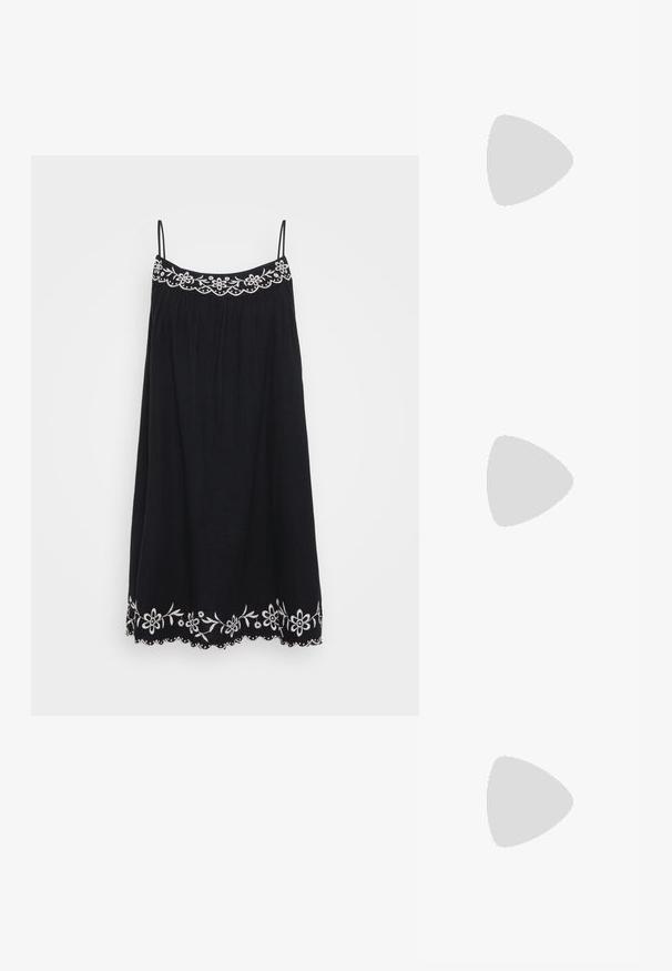 Crna haljina bez rukava s izvezenim cvjetnim okovratnikom i rubom, koja ima lepršavi oblik i valovite rubove, izrađena od laganog materijala.; Srebrna slingback salonska cipela s oštrim prstom, metalik završnom obradom, dva dekorativna remena i vitkim potplatom s crnim vrhom.; Crna kožna torba s glatkom teksturom. Ima podesivu naramenicu i elegantan, minimalistički dizajn s zatvaranjem na patentni zatvarač.; Srebrna dvostruka prsten s glatkom, poliranom površinom. Karakterizira ga fluidan, zakrivljen dizajn s preklapajućim sekcijama za moderan izgled.; Srebrna dvostruka prsten s glatkom, poliranom površinom. Karakterizira ga fluidan, zakrivljen dizajn s preklapajućim sekcijama za moderan izgled.