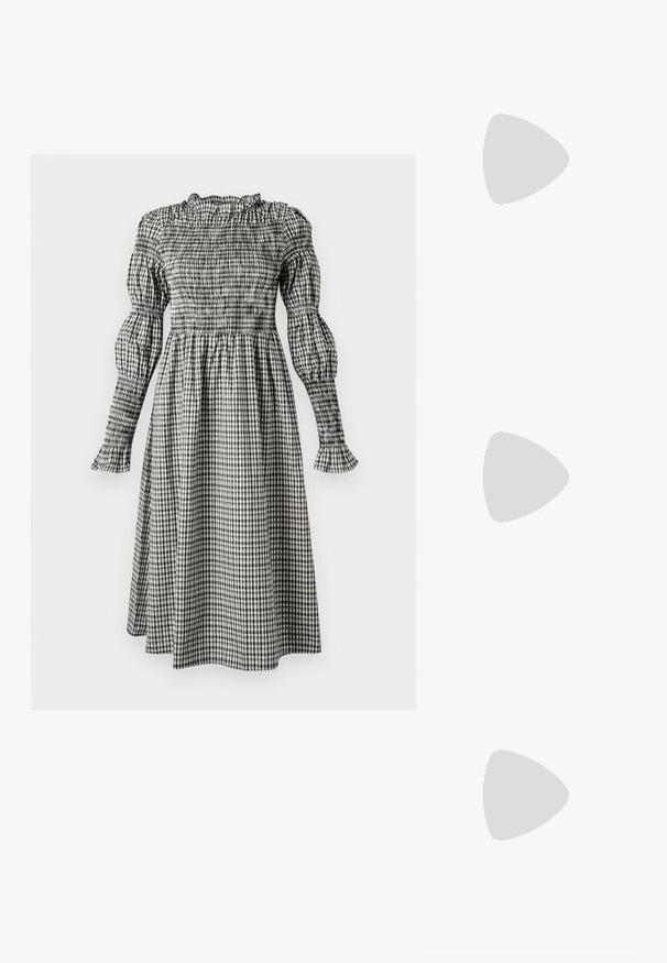 Juoda ir balta gėlių rašto suknelė su smulkinta liemene, pūstomis ilgomis rankovėmis, raukšlėtomis rankovėmis ir laisvai krentančia iki kelių ilgio sijonu.; Juodos lakuotos odinės šlepetės su smailiu pirštu ir geometriniu bloko kulnu. Turi elegantišką, minimalistinį dizainą ir lygų paviršių.; Juodas odinis krepšys su išlenkta forma, nuimamu dirželiu ir auksiniais detalėmis. Krepšys turi kilpą su sagtimi.; Aukso tono metalinės auskarai su stilingu, kreiviu dizainu. Išsiskiria ryškiu smailiu pavidalu, poliruota paviršiumi ir užsegimu su vyriu.