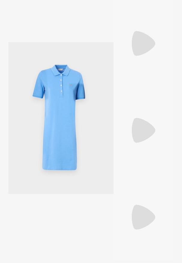 Mėlyna polo suknelė, pagaminta iš medvilnės. Ji turi apykaklę, trumpas rankoves, penkis mygtukus ir mažą logotipą kairėje krūtinės pusėje.; Juodas smailus slingback batelis su žemu kulnu, pagamintas iš lygaus odos paviršiaus ir su išpjovomis šone, užtikrinančiomis oro pralaidumą.; Juodas odinis petinis krepšys su minkšta tekstūra, trikampiu pavidalu ir reguliuojama juosta, derinamas su šviesiai mėlynu dryžuotu marškinėliu ir baltais džinsais.; Auksinės spalvos apyrankė su tarpusavyje susijungusiais pailgintais lankais, turinčiais lygią, blizgią tekstūrą. Kiekvienas lankas turi išskirtinę ovalo formą.